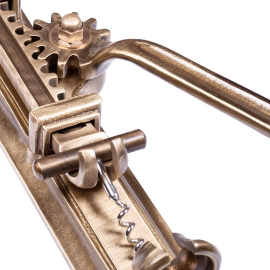 borozo dugohuzo klasszikus rez bronz erokaros fali dugohuzo mediterran bortrezor luxus ajandek.jpg